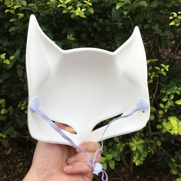 Masque blanc inspiré de la culture japonaise