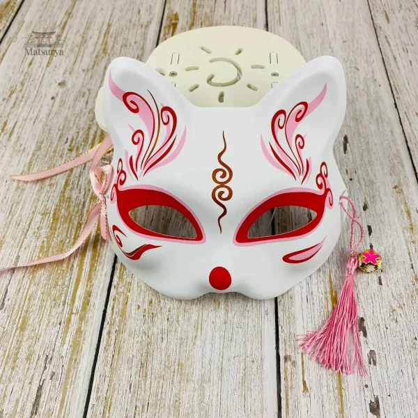 Masque traditionnel avec motif chat