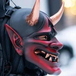 Masque japonais représentant un diable mythologique