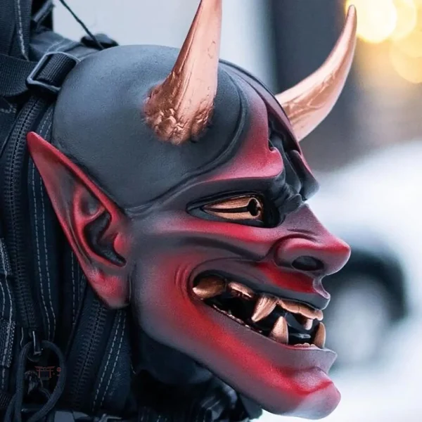 Masque japonais représentant un diable mythologique
