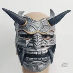 Masque guerrier japonais traditionnel en bois sculpté