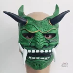 Masque guerrier japonais aux couleurs vives et motifs
