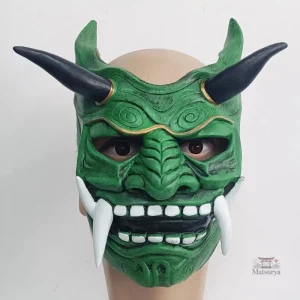 Masque guerrier japonais aux couleurs vives et motifs