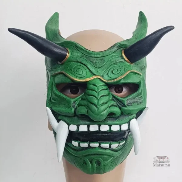 Masque guerrier japonais aux couleurs vives et motifs