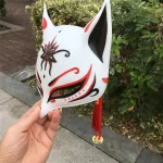 Masque kitsune décoratif, symbole de la culture japonaise