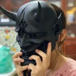 Masque japonais noir élégant et traditionnel