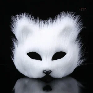 Masque en fourrure inspiré de la culture japonaise