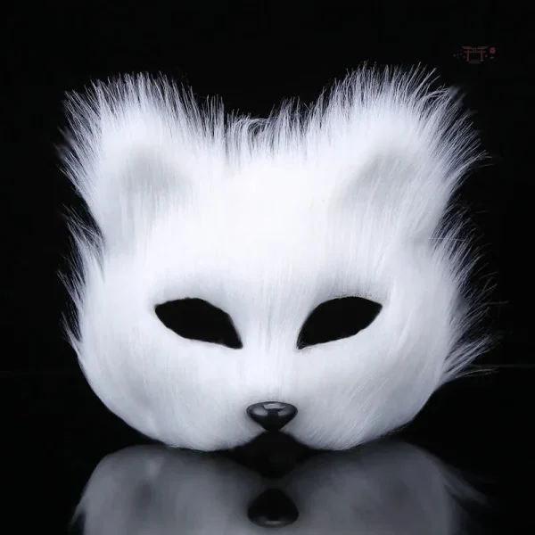 Masque en fourrure inspiré de la culture japonaise