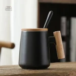 Mug traditionnel japonais avec couvercle stylisé