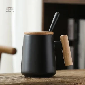 Mug traditionnel japonais avec couvercle stylisé