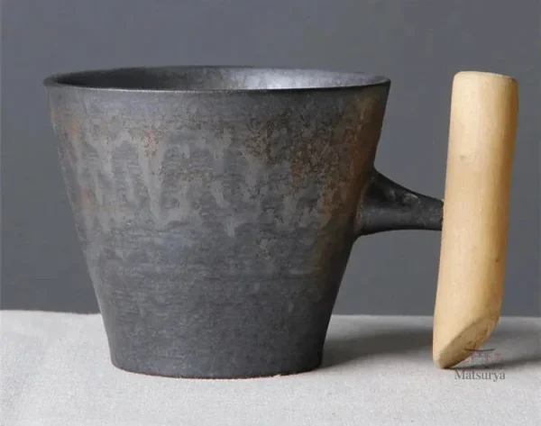 Mug japonais à motif unique et poignée en bois