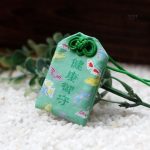 Omamori japonais traditionnel pour protection et chance