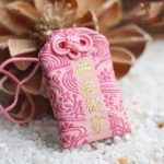 Omamori porte bonheur japonais traditionnel