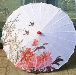 Ombrelle japonaise blanche fleurie élégante et raffinée