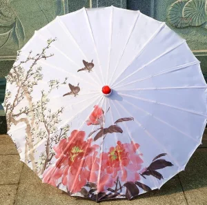 Ombrelle japonaise blanche fleurie élégante et raffinée