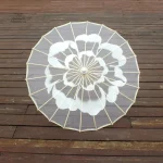 Ombrelle traditionnelle pour un look asiatique chic