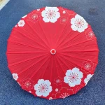 Accessoire chic : ombrelle rouge japonaise