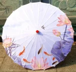 Ombrelle japonaise violette avec motifs de poissons