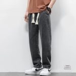 Pantalon denim, essentiel du dressing