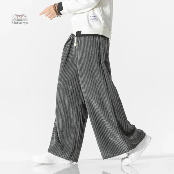 Confort et élégance, pantalon large en velours
