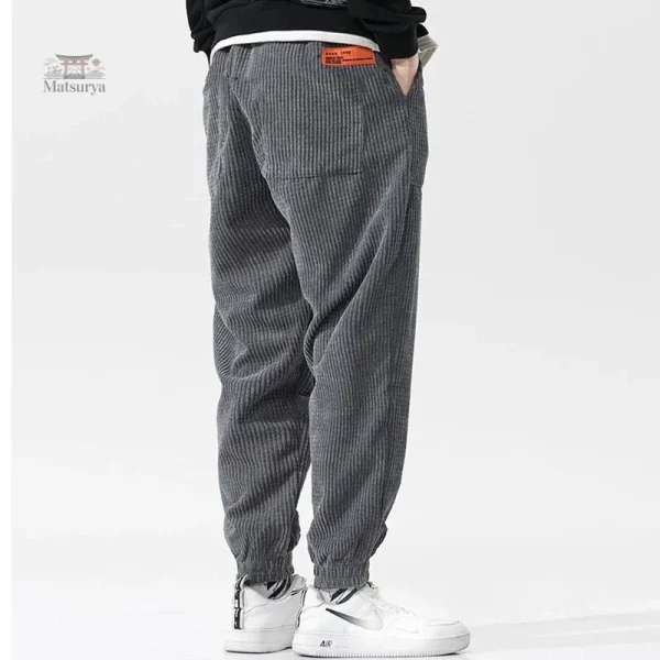 Mode japonaise : pantalon en velours côtelé