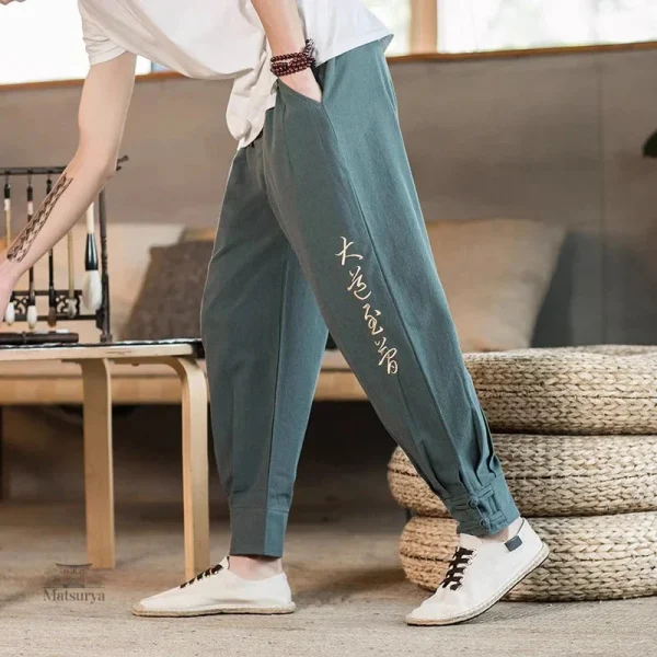 Pantalon style japonais pour un look décontracté
