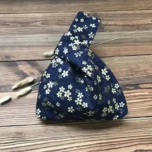 Petit Sac Japonais Sakura en design floral élégant