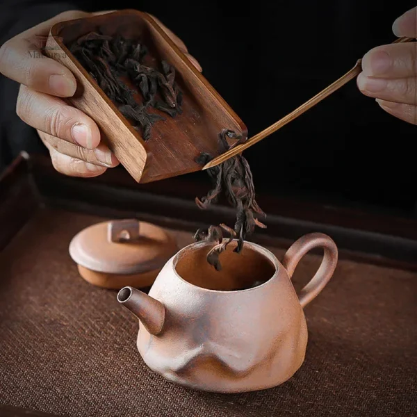 Petite théière artisanale pour infuser le thé