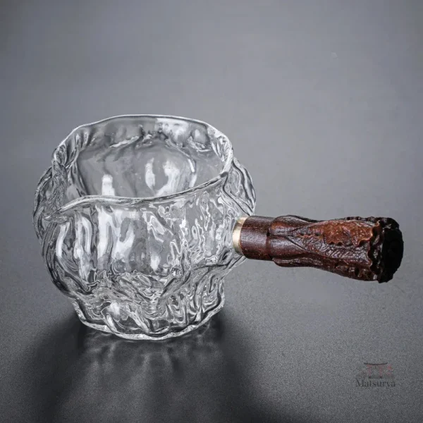 Théière traditionnelle en verre avec forme irrégulière