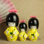 Petites poupées japonaises colorées