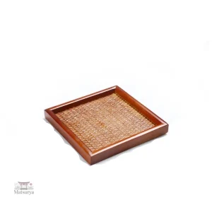 Service à thé japonais avec un plateau au design raffiné