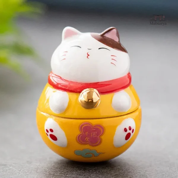 Chat japonais en céramique, symbole de chance