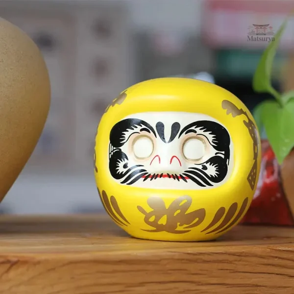 Porte bonheur japonais daruma en décoration traditionnelle