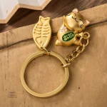 Porte-clef avec un chat heureux, symbole de chance