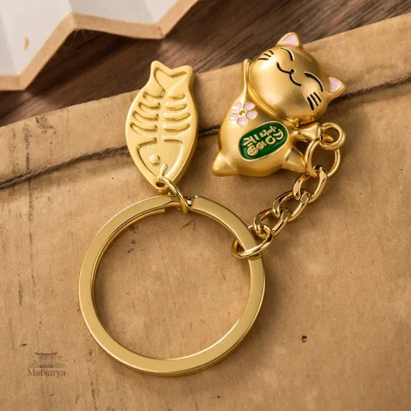 Porte-clef avec un chat heureux, symbole de chance