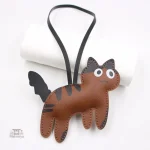Accessoire en cuir japonais avec design félin