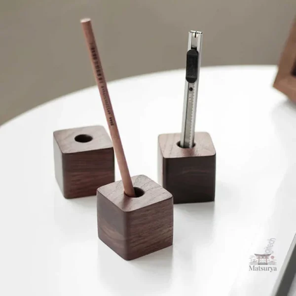 porte-stylo-en-bois-carre-japonais-1 Porte-stylo en bois carré japonais élégant et fonctionnel