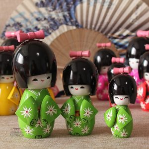 Poupée japonaise traditionnelle en tissu coloré