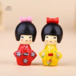 Poupée Kokeshi artisanale colorée avec motifs floraux