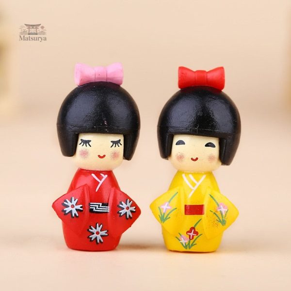 Poupée Kokeshi artisanale colorée avec motifs floraux