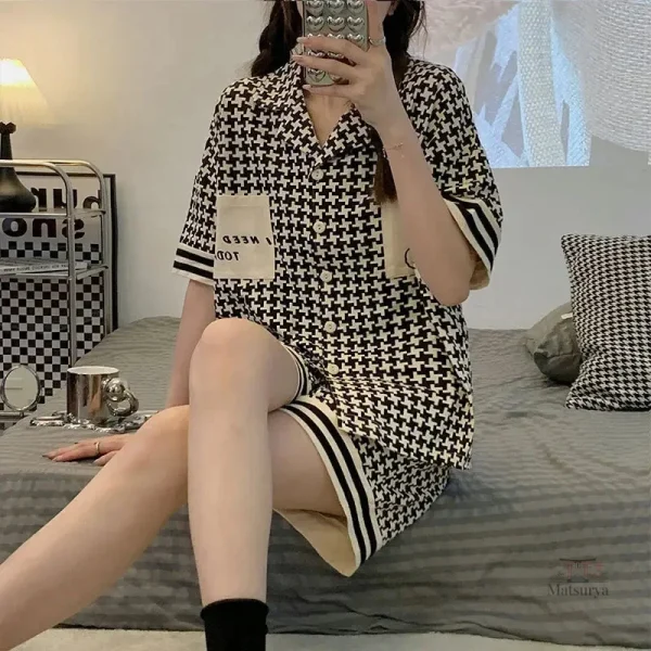 Pyjama Japonais femme, design chic en noir et blanc