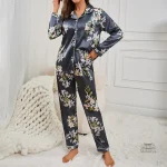 Vêtement de nuit japonais bleu à motifs floraux
