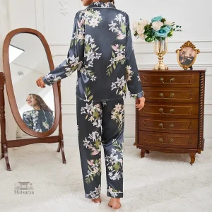 Pyjama féminin bleu avec design fleuri traditionnel