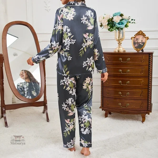 Pyjama féminin bleu avec design fleuri traditionnel