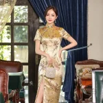 Robe japonaise avec détails floraux délicats