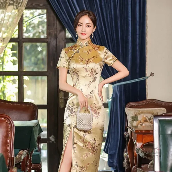 Robe japonaise avec détails floraux délicats