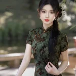 Robe en velours avec motifs japonais