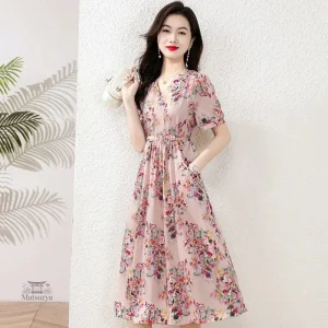 Robe fleurie japonaise élégante et colorée