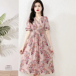 Robe traditionnelle japonaise avec motifs floraux
