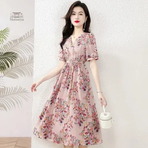 Robe courte japonaise aux imprimés floraux vibrants